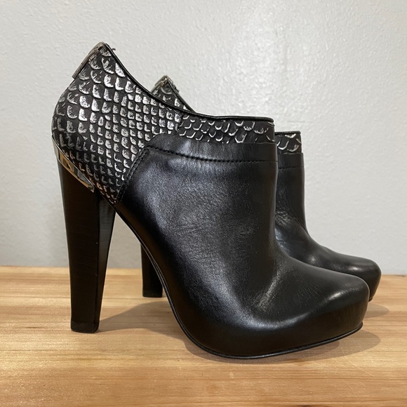 Charles David | Kaylan Black Ankle Bootie Sz 6 - Picture 3 of 4